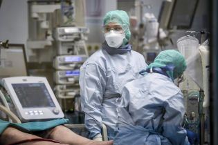 Шпиталізація британського прем'єра та ліки від коронавірусу. П'ять новин, які ви могли проспати
