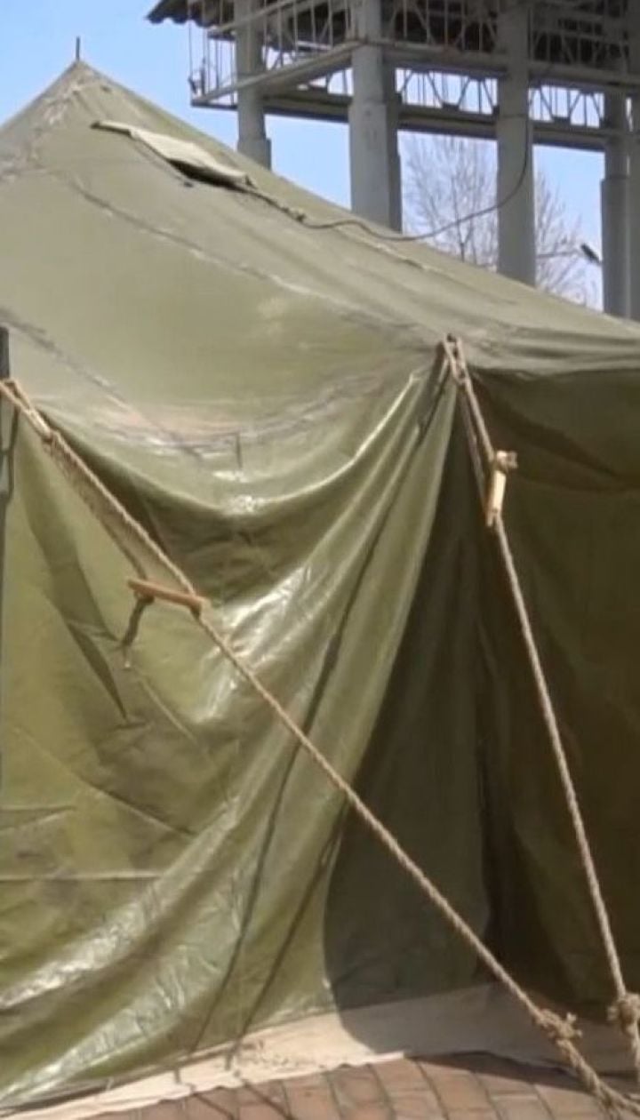 Возле больниц в Житомире обустраивают палатки для приема больных