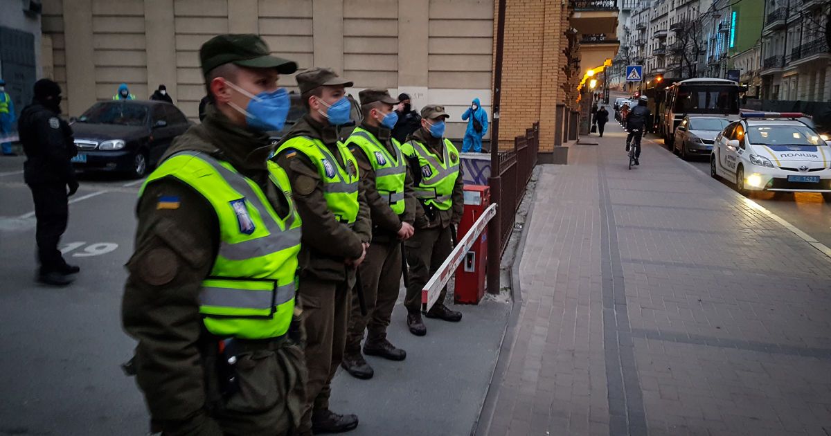 Нацгвардия взяла под стражу отели, в которых на обсервации находятся туристы с Бали