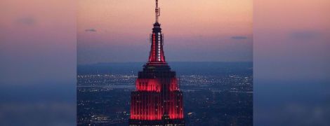 Сердцебиение Америки: Эмпайр-стейт-билдинг подсветили красным в честь борцов с COVID-19