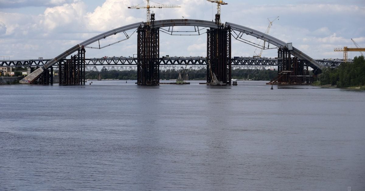 У справі про розкрадання коштів на будівництві Подільського мосту провели 17 обшуків