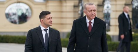 Зеленский переговорил с Эрдоганом о поставках в Украину респираторов и защитных костюмов