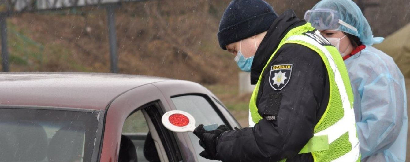 В украинских регионах перекрывают дороги из-за вспышки коронавируса: куда уже не проехать