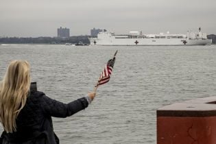 США стали мировым лидером по темпам распространения коронавируса: что происходит в стране и как на фоне пандемии идет предвыборная кампания