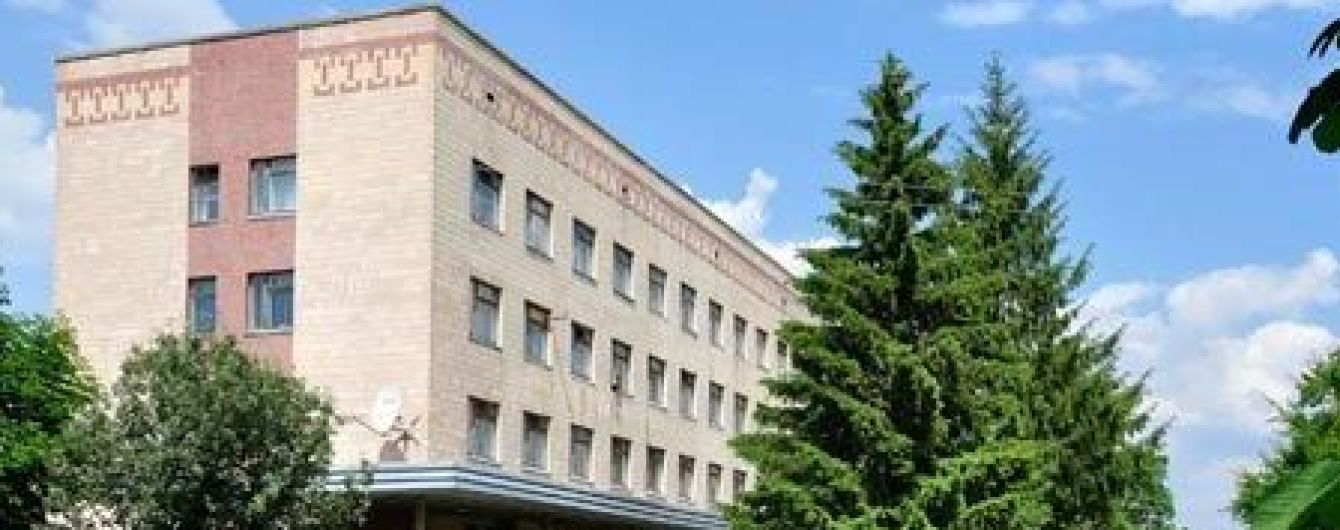 У Гребінці головна медсестра лікарні, яка готувалася до прийому хворих на коронавірус, скоїла самогубство