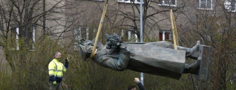 У Празі демонтували пам'ятник маршалу Конєву, Москва обурена