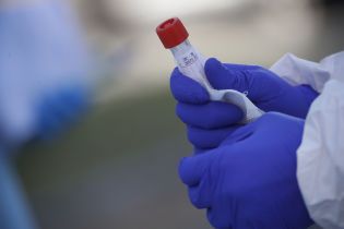 Залишиться надовго, а звичайна вакцинація не допоможе: вірусологиня розповіла про здібності нового коронавірусу