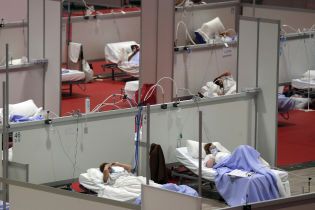 В Іспанії пішла на спад смертність від коронавірусу, однак за добу країна має понад 800 жертв