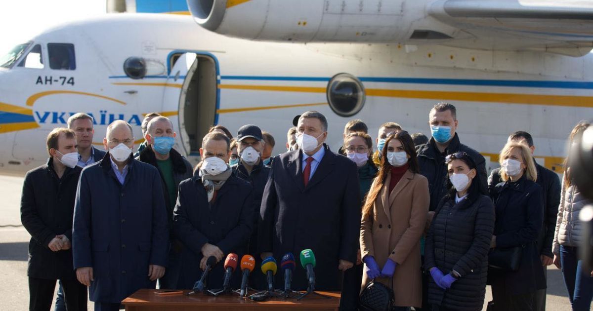 Украинские медики уже прилетели в Италию бороться с коронавирусом, также стране отправят дезинфекторы