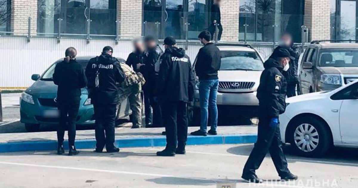 В Черновцах, где из-за коронавируса людей призывали два дня сидеть дома, посреди улицы застрелили мужчину