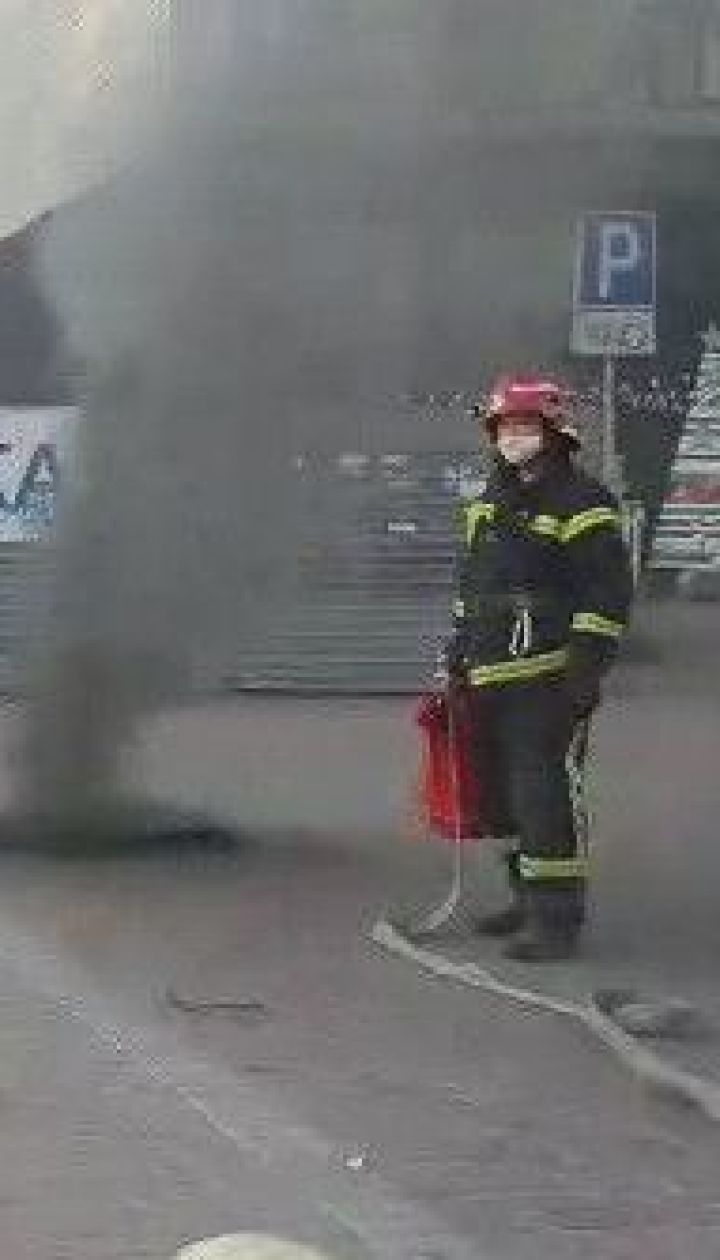 На Крещатике с утра тушат пожар в подземных коммуникациях