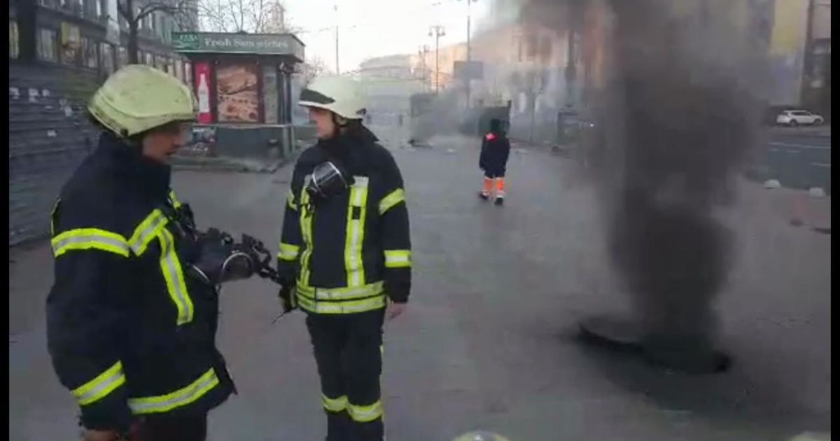 В центре Киева на Крещатике загорелись подземные коммуникации