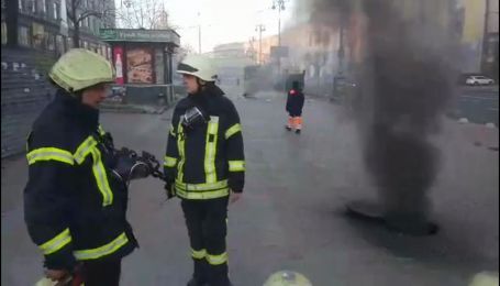 В центре Киева на Крещатике загорелись подземные коммуникации