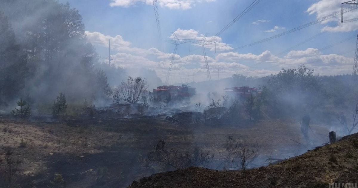 Спасатели продолжают тушить пожар в Чернобыльской зоне