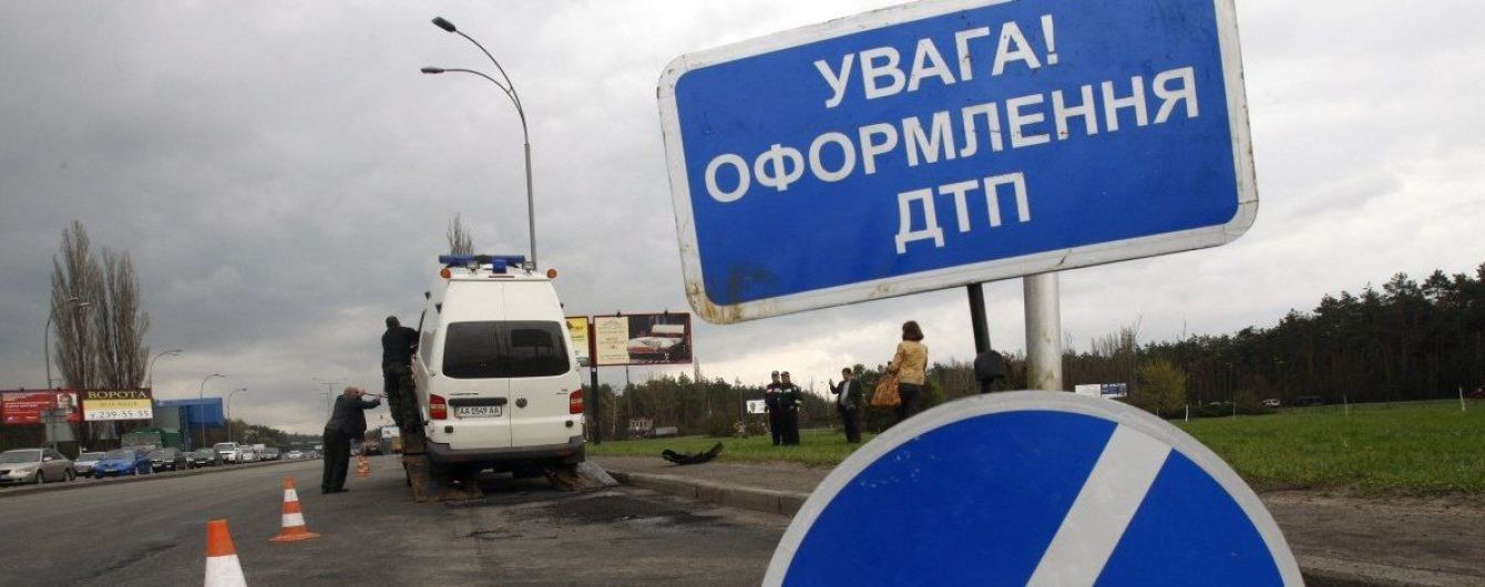 Под Киевом из-за пылевой бури столкнулись четыре грузовика и две легковушки, есть погибшие