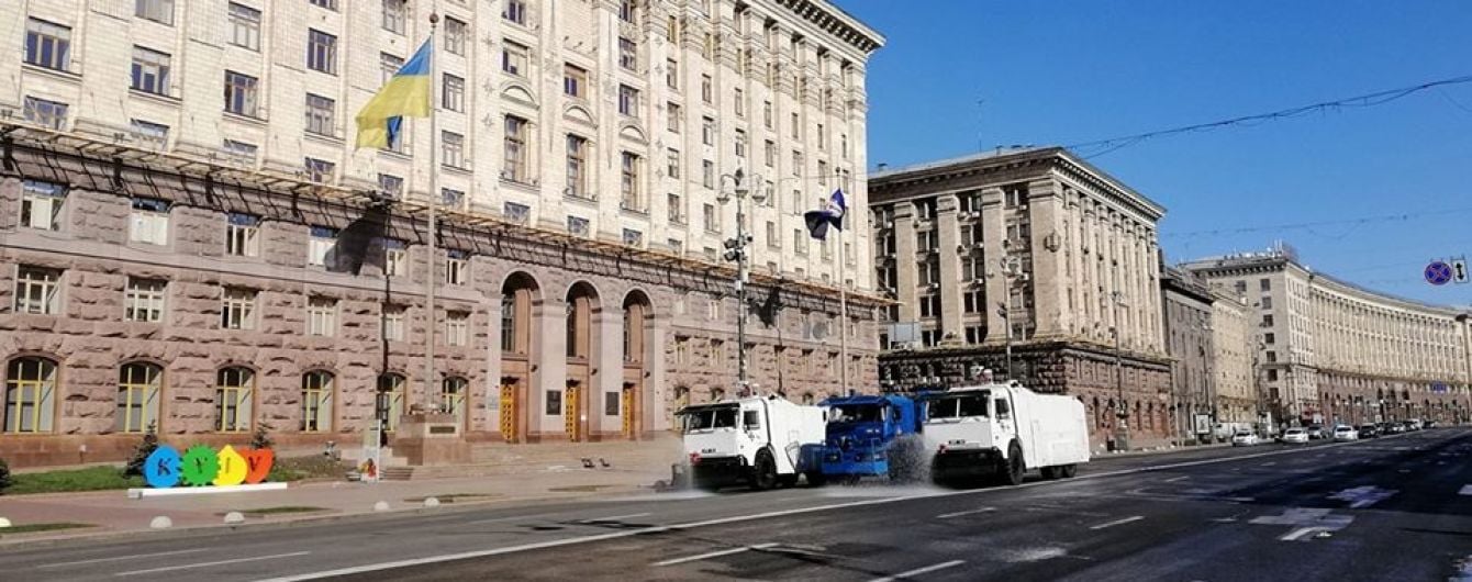 В Киеве Нацгвардия на спецавтомобилях дезинфицирует улицы