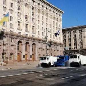 В Киеве Нацгвардия на спецавтомобилях дезинфицирует улицы