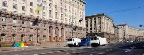 В Киеве Нацгвардия на спецавтомобилях дезинфицирует улицы
