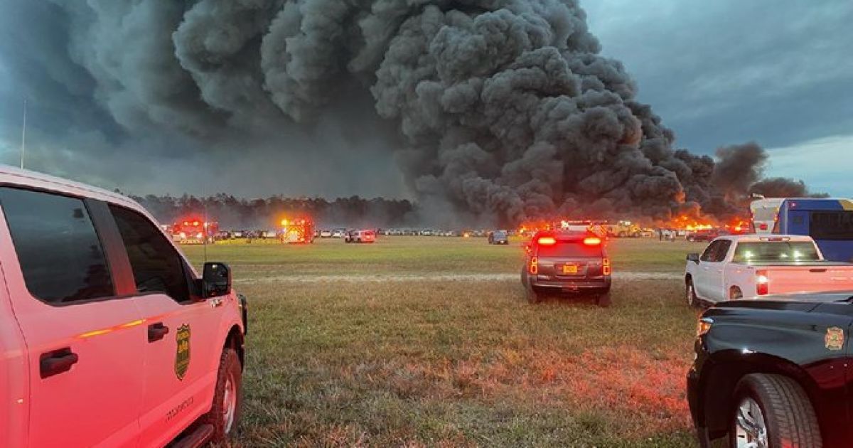 У США поблизу аеропорту згоріли понад 3 тисячі автомобілів: в Мережі опублікували відео