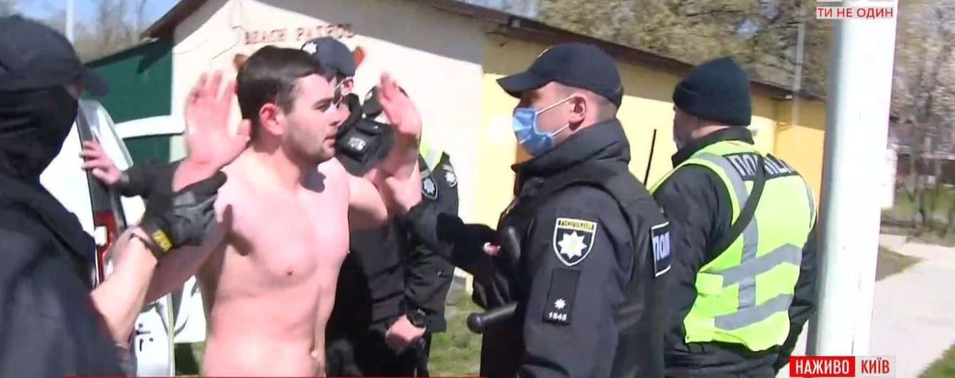 Суд оправдал пловца, который во время карантина пытался вплавь попасть в Гидропарке
