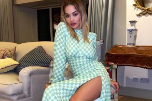 В мятном шахматном платье с разрезом: Рита Ора продемонстрировала стройные ноги