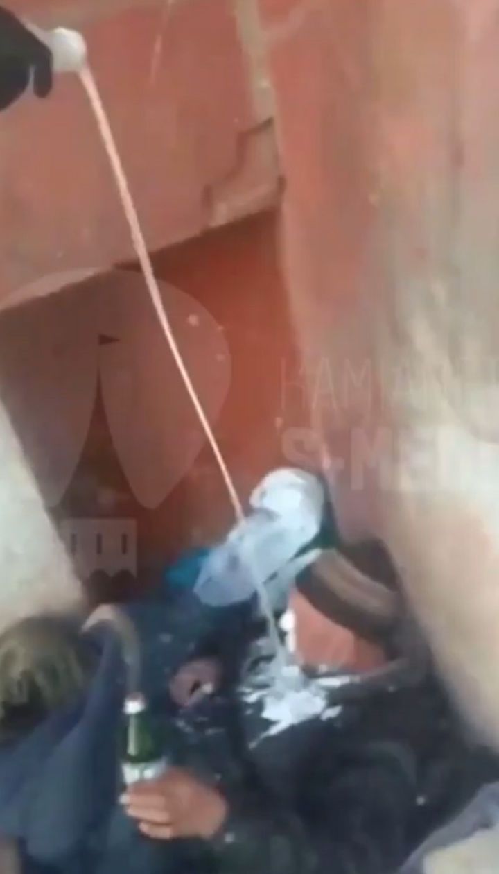 Девушки облили бездомного кефиром и бросили в него бутылкой