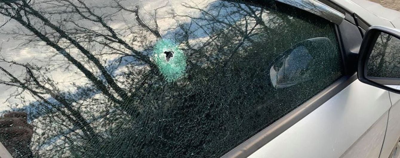 Бойовики на Донбасі обстріляли автомобіль із журналістами
