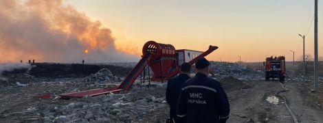 У Львівській області потужно палає велике сміттєзвалище