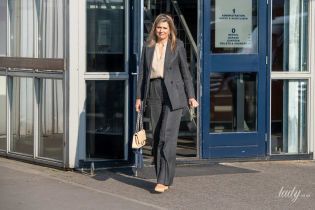 В брючном костюме и с сумкой Chanel: королева Максима несмотря на карантин вышла в свет