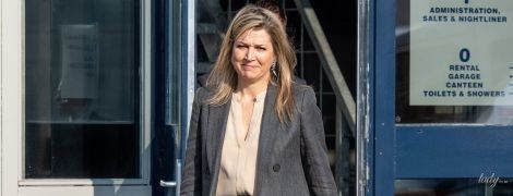В брючном костюме и с сумкой Chanel: королева Максима несмотря на карантин вышла в свет