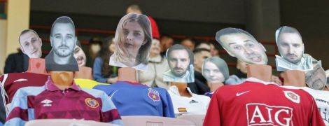 У Білорусі під час футбольного матчу на трибуни посадили манекенів у формах "Манчестер Юнайтед" і "Реала"