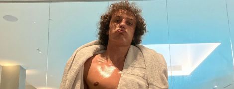 Футболист "Арсенала" снял смешное видео с проигрышем своему отражению в известную игру