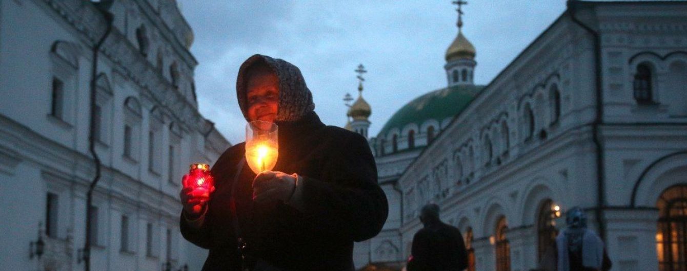 Православные на пасхальном богослужении: в масках и не больше 10 в храме, а пожилых просят оставаться дома