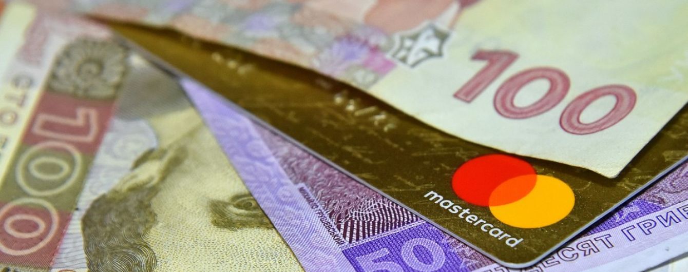 В Киеве начальницу отделения банка подозревают в похищении со счетов клиентов более миллиона гривен