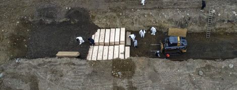 Нью-Йорк стал мировым эпицентром коронавирус: жертв COVID-19 начали хоронить в "братских могилах"