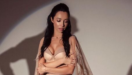 В бежевом наряде с сексуальным декольте и перьями: Екатерина Кухар продемонстрировала нежный аутфит