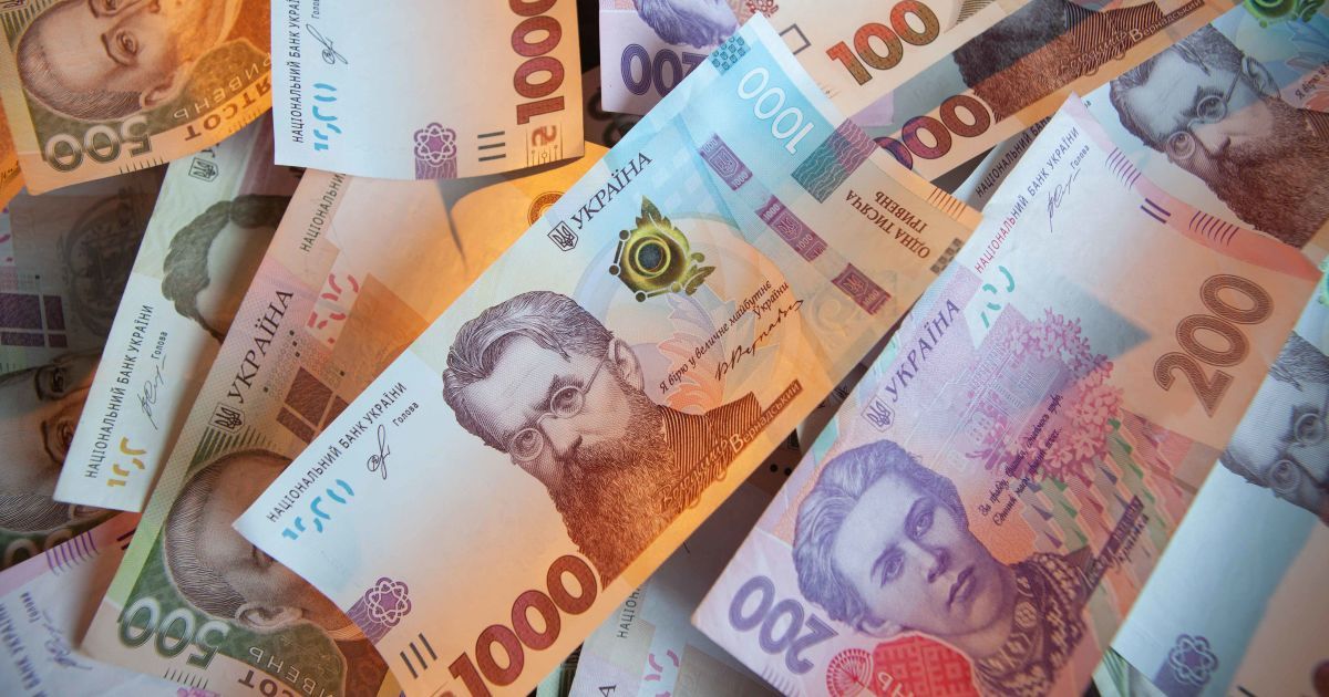 Кабмін підвищив зарплати чиновникам: скільки становитиме максимальний оклад