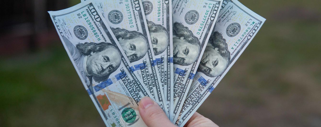 Стало відомо, скільки українців отримують тисячу доларів зарплати