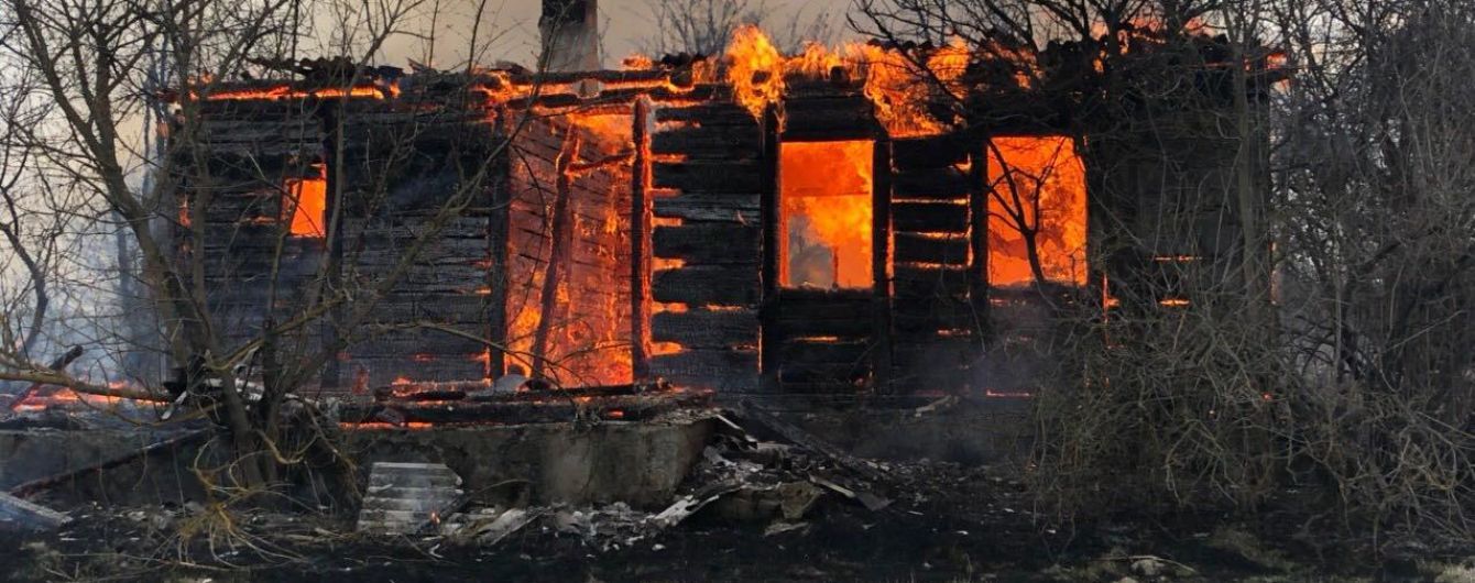 У Житомирській області декілька сіл вигоріли вщент через спалення сміття на кладовищі
