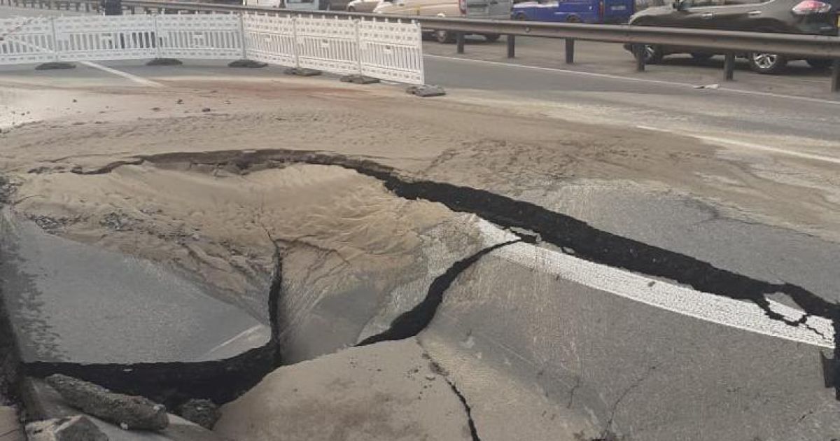В Киеве на одной из ключевых транспортных артерий провалился асфальт