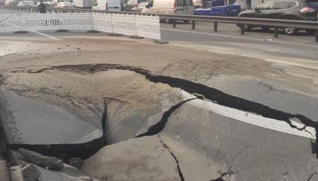 В Киеве на одной из ключевых транспортных артерий провалился асфальт