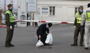Воістину карантин: як зустрічали Великдень в київських церквах у фотографіях