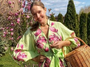 У сукні-вишиванці з магноліями: Катя Осадча у розкішному образі позувала в саду