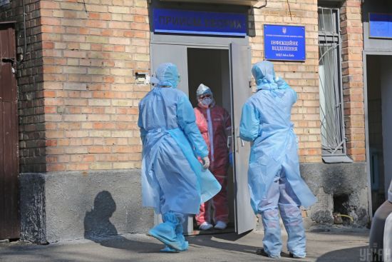 Бердичівську лікарню, де зафіксували спалах коронавірусу серед медпрацівників, закрили на карантин