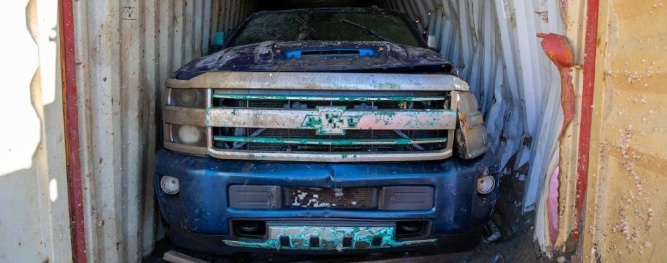 З дна океану підняли "нулячі" пікапи Chevrolet Silverado, вони пробули там майже два роки