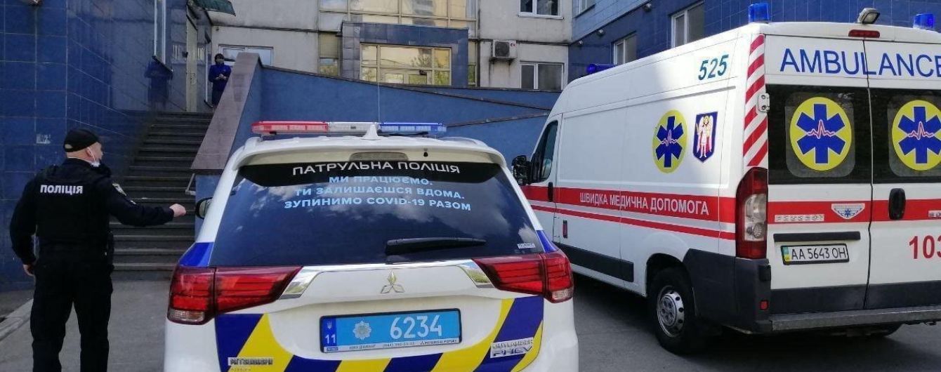 В Киеве 5-летний мальчик потерял сознание после падения с самоката: патрульные доставили ребенка в больницу