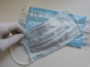 Подержать 3 суток в пакете: в Минзащиты окружающей среды рассказали, как выбрасывать маски и перчатки