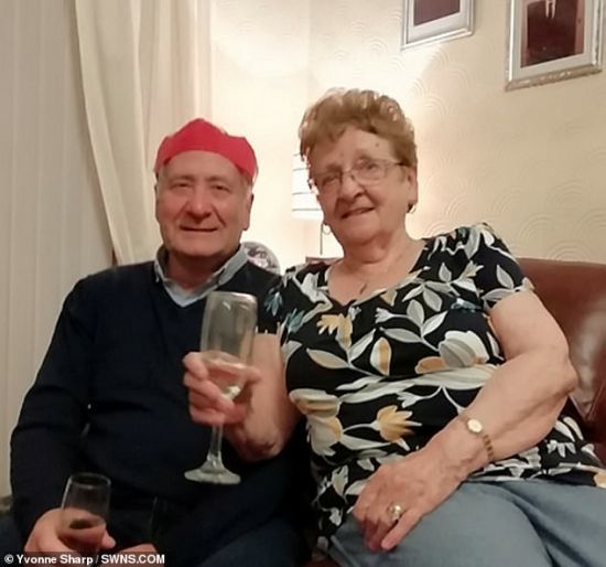 У Британії подружжя прожило разом 57 років у шлюбі і померло через коронавірус