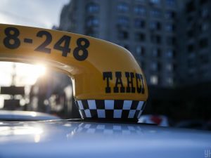 У Києві одне таксі протаранило інше. Відео