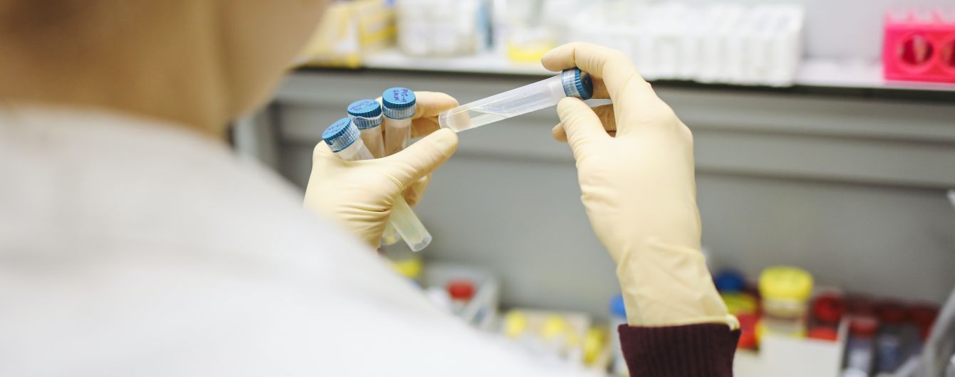 Фармкомпания AstraZeneca приостановила испытания вакцины от коронавируса из-за необъяснимой болезни